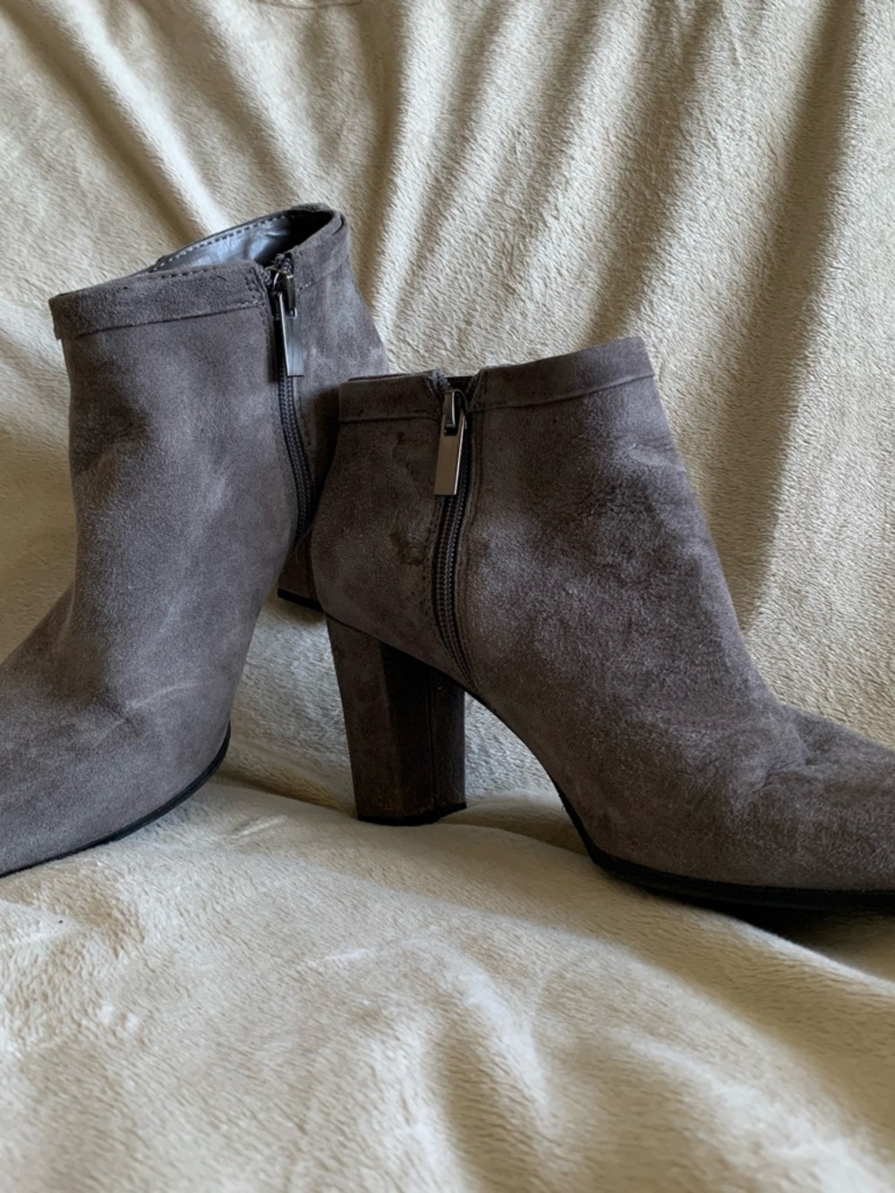Bandolino Gray Suede Ankle Booties – SHIPS TOMORROW